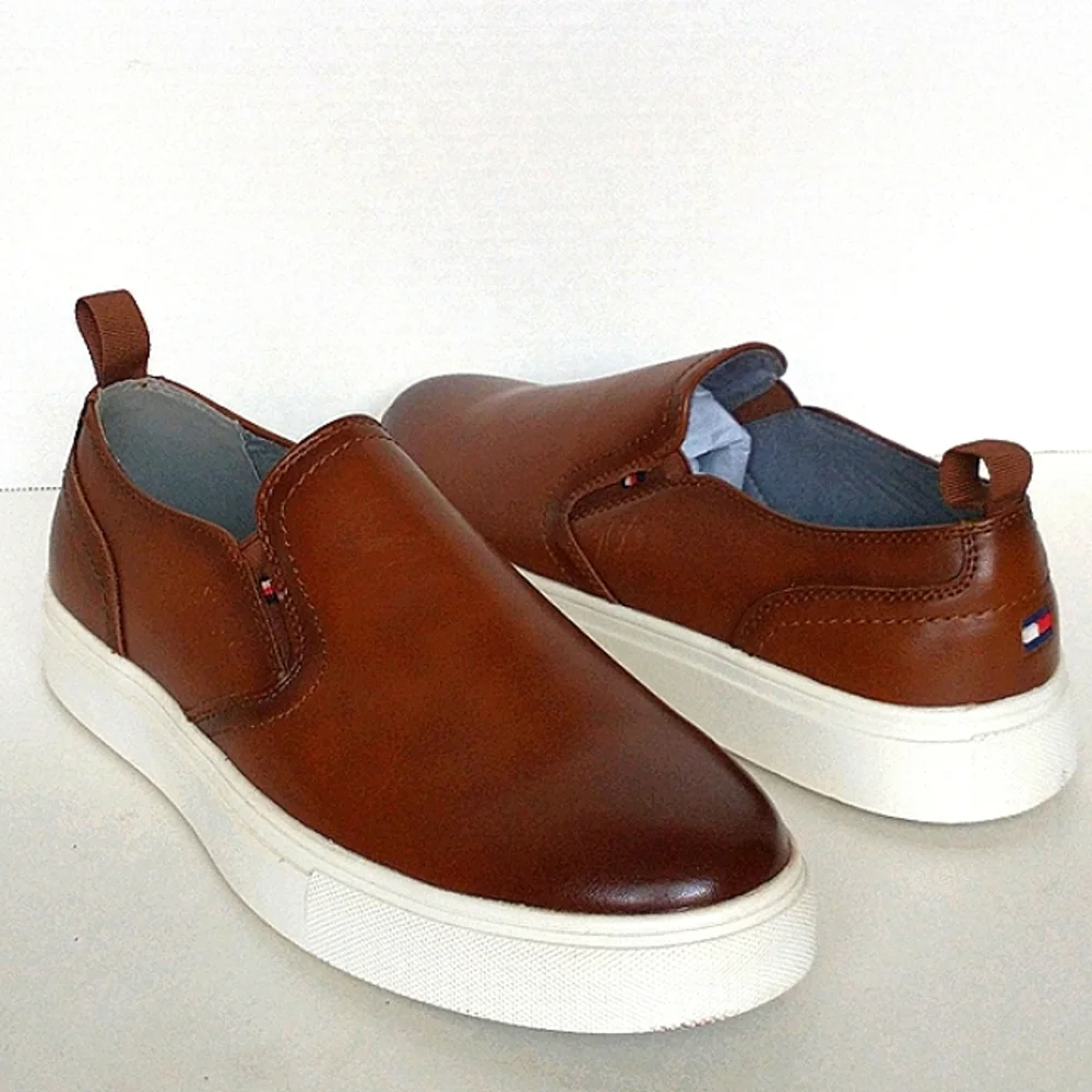 New w/Box Tommy Hilfiger Kozal Vegan Leather Burnished Med Brown Slip-On Loafers